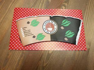 Kaffebecher mit Geschenkpapier