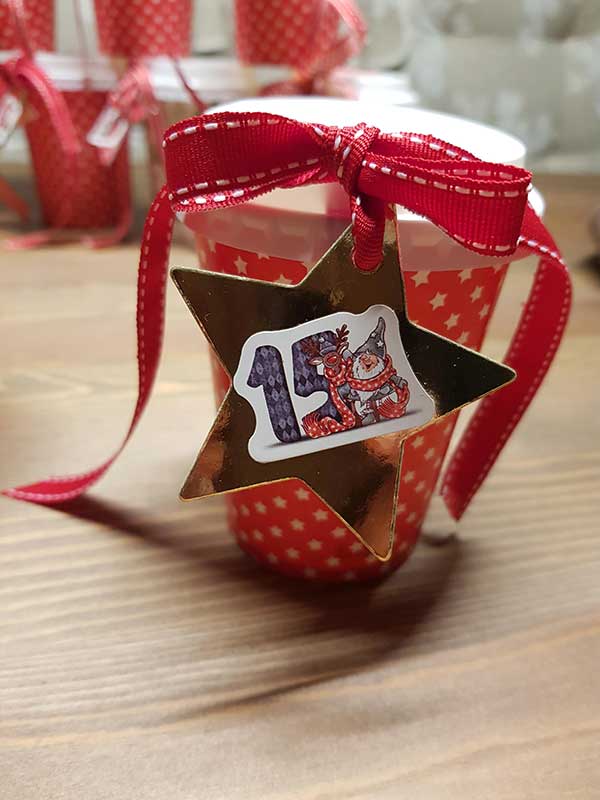 Kaffeebecher geschmückt