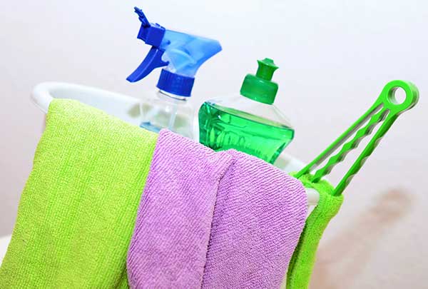Reinigungsmittel-Bad putzen