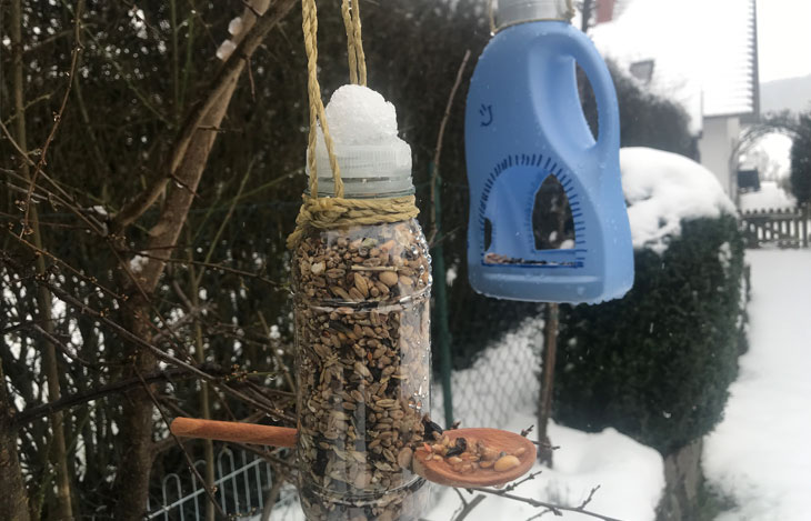 Vogelfutterspender aus PET-Flaschen (zwei Varianten)