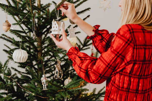 Wie schmückt man einen Weihnachtsbaum?