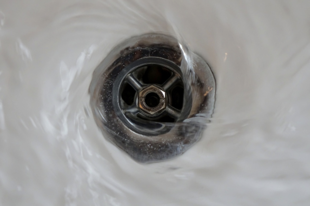 Abfluss mit Backpulver und Essig reinigen: Freier Abfluss nach der Reinigung
