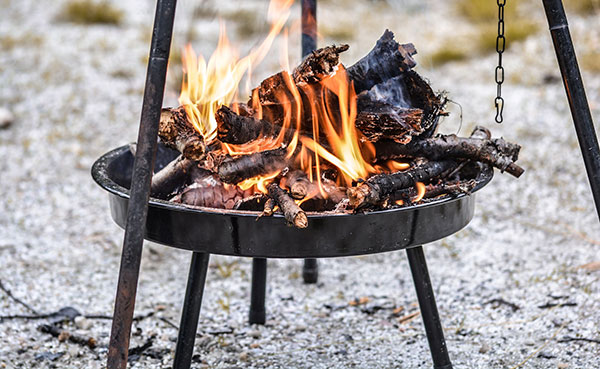 angrillen loderndes feuer