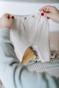 Bügeln ohne Bügeleisen: Vorbereitung der Wäsche