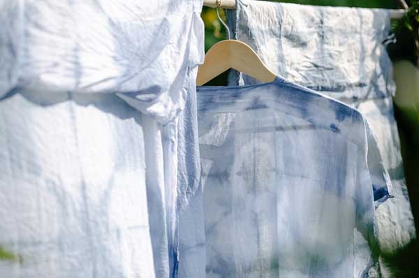 Bügeln ohne Bügeleisen: Wäsche aufhängen auf Wäscheleine im Garten
