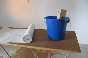 Decke tapezieren: Tapete zuschneiden
