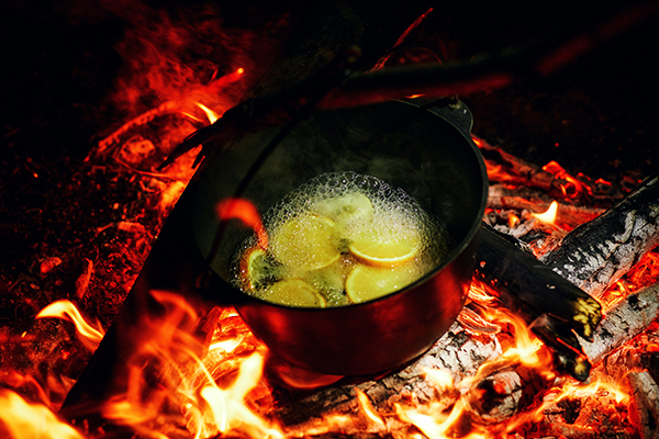 Glühweinparty im Garten: Lagerfeuer machen 