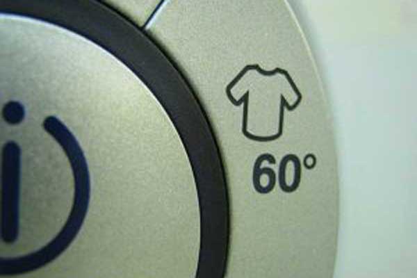 Kleidermotten loswerden durch Waschen bei 60 Grad