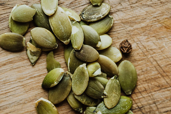 Leckerer Kürbiskern-Snack: Kürbiskerne würzen