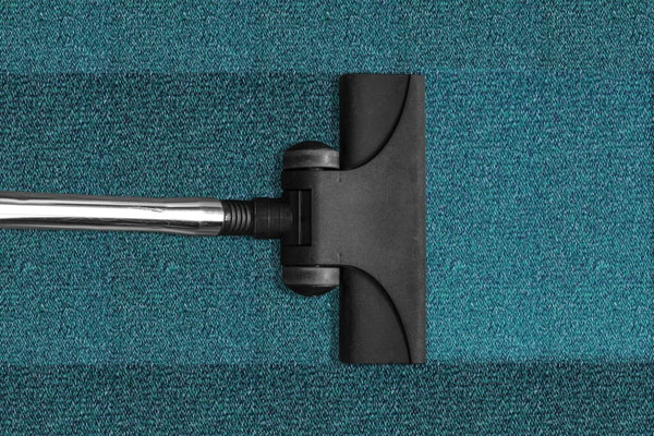 Teppich richtig reinigen Schmutz vom Teppich absaugen