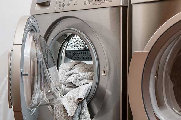 Wäsche waschen in der Waschmaschine