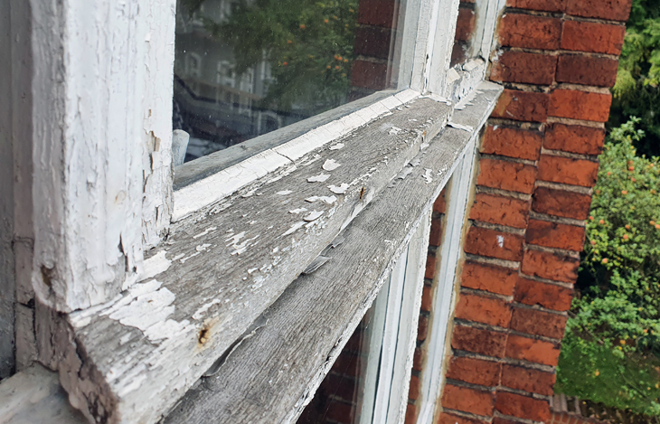 Wetterschenkel eines Holzfensters mit starken Beschädigungen