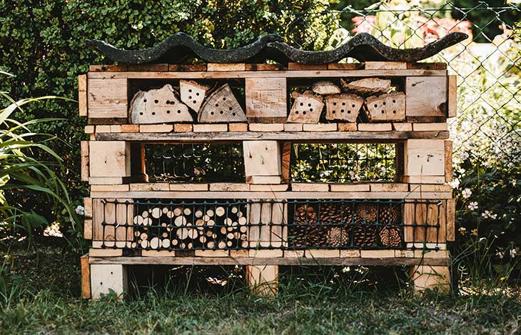 Insektenhotel aus Paletten selber bauen Anleitung