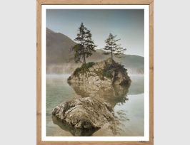 Abb. Bild Bergsee mit Felseninsel