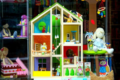 DIY Puppenhaus-Möbel: So basteln Sie Möbel für ein Puppenhaus