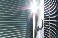 Der perfekte Sonnenschutz - Rollos, Jalousien, Plissees oder Vertikalanlagen
