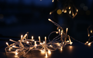 Weihnachtsbeleuchtung für Garten & Balkon: So wird’s magisch