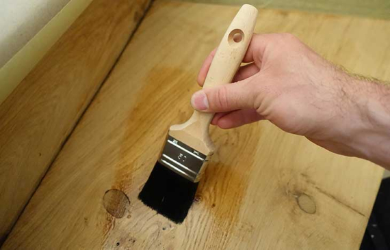 Holz streichen – Lasieren oder lackieren? So geht es richtig