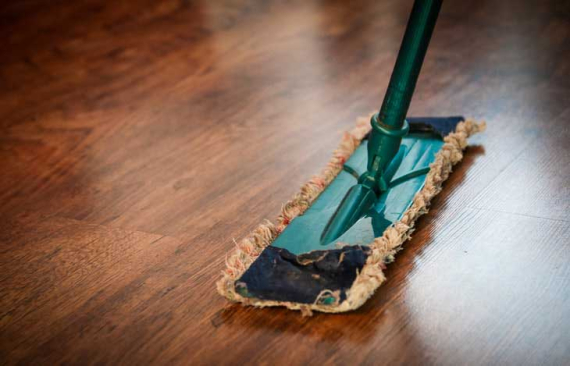 PVC-Boden reinigen und pflegen: blitzblank & glänzend!