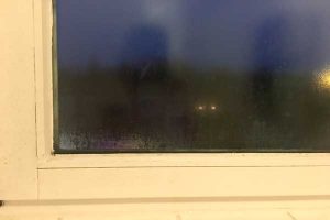 Beschlagenes Fenster: Wie entsteht Kondenswasser am Fenster?
