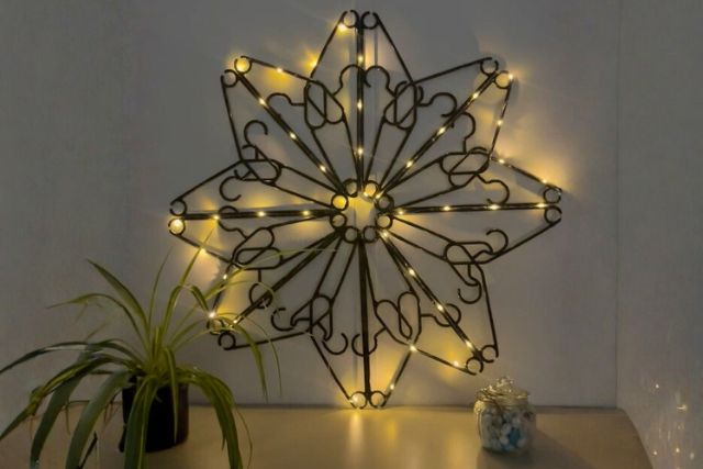 Fertiger, beleuchteter Stern an der Wand