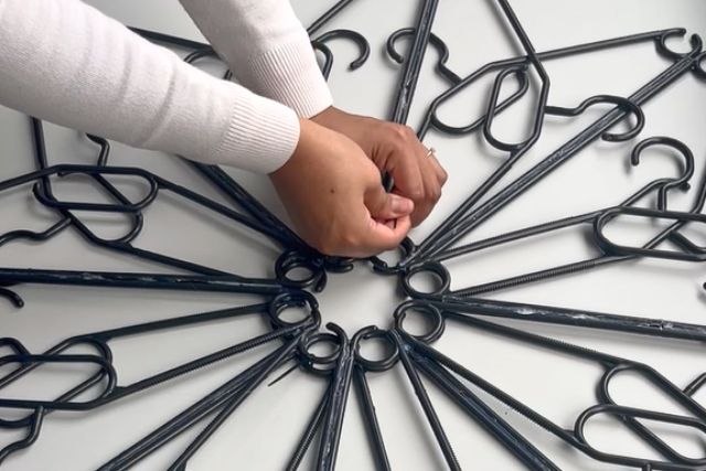 Die Bügelpaare werden kreisförmig angeordnet