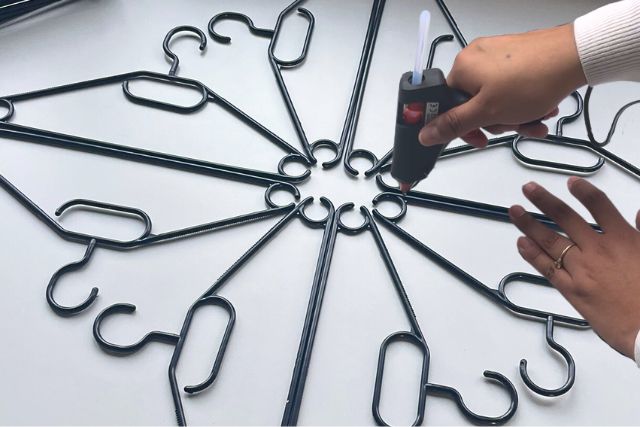 Heißkleber wird in der Mitte aufgetragen