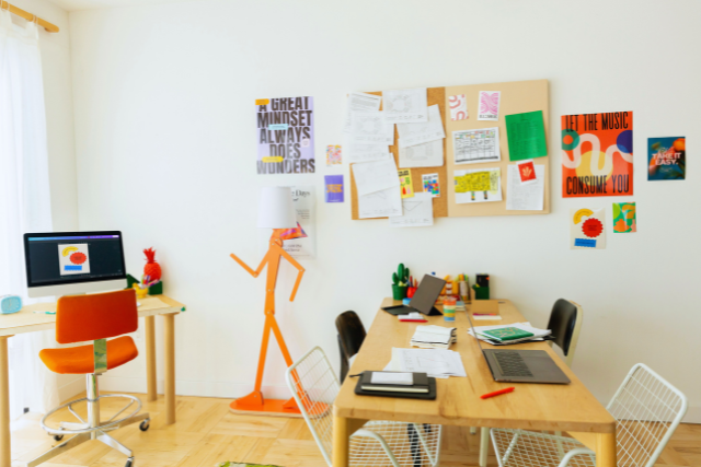 Entdecken Sie, wie Sie den Dopamin Decor Trend im Home Office umsetzen! Dopamin Decor im Home Office