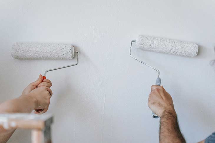 Wandreparatur Rollbürste schnell trocknende Wandabdeckung Farbe  Wandsanierung Auftragen von Farbe