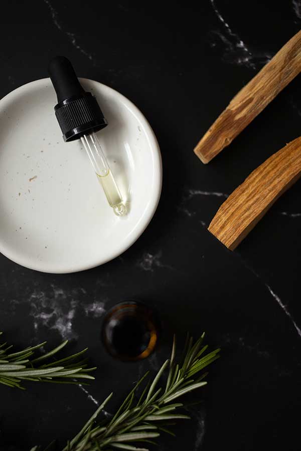 Shampoo selber machen: Duftöl und Rosmarin