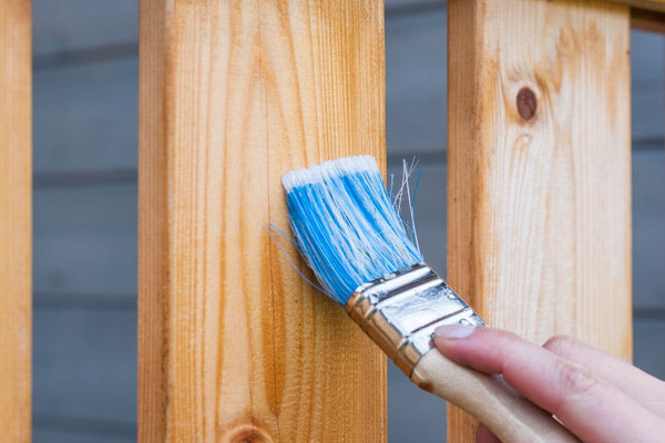 Balkongeländer aus Holz streichen