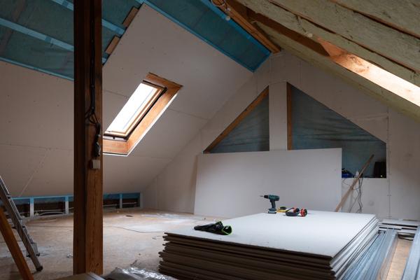 Dach ausbauen Dachflächen verkleiden mit Gipskarton