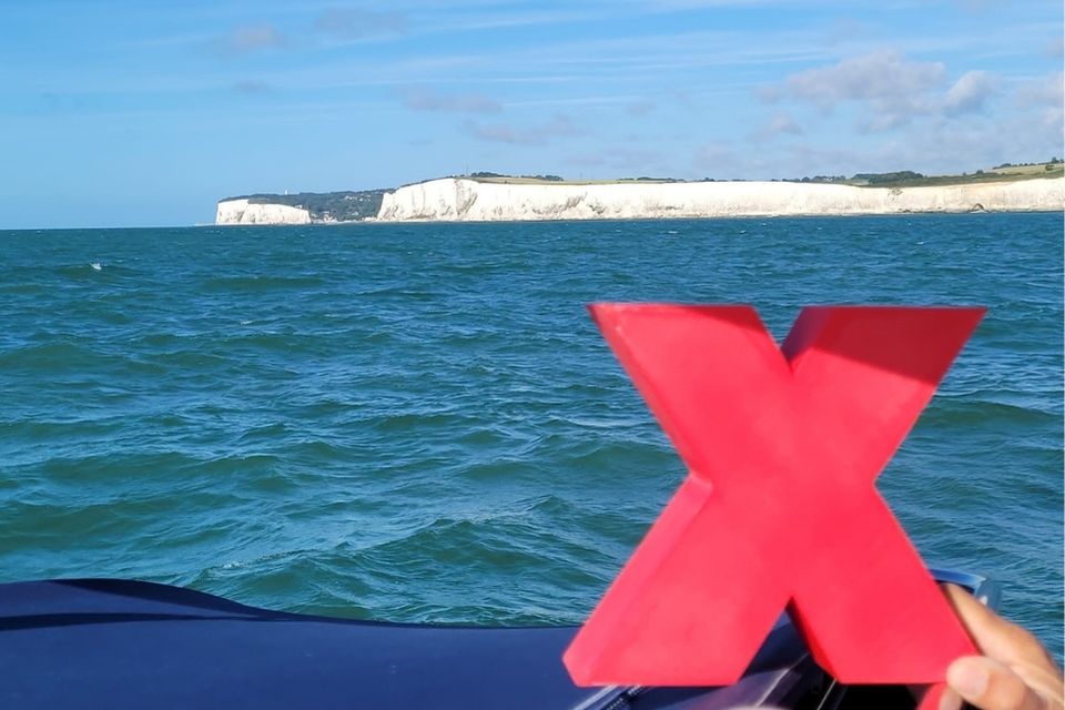 tedox-X durchquert den Ärmelkanal mit Blick auf Dover.
