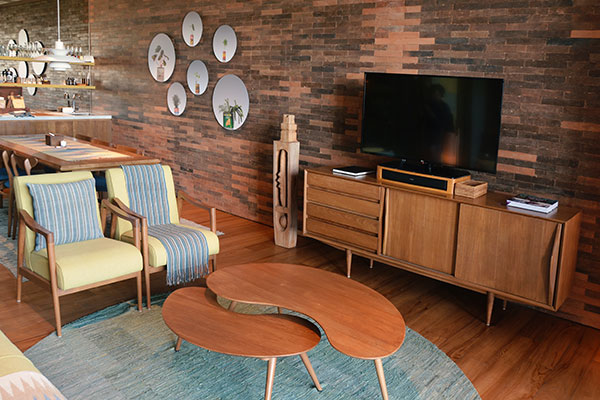 Mid-Century modern eingerichtetes Wohnzimmer