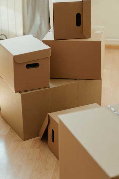 Umzug: Kisten anpacken