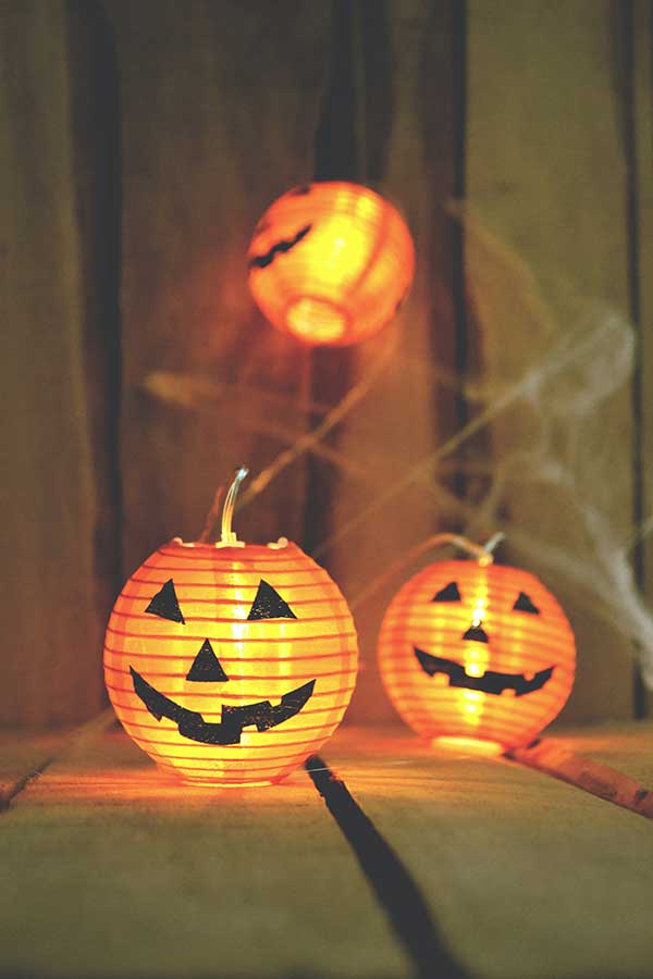 Halloween-Lichterkette basteln aus Lampions