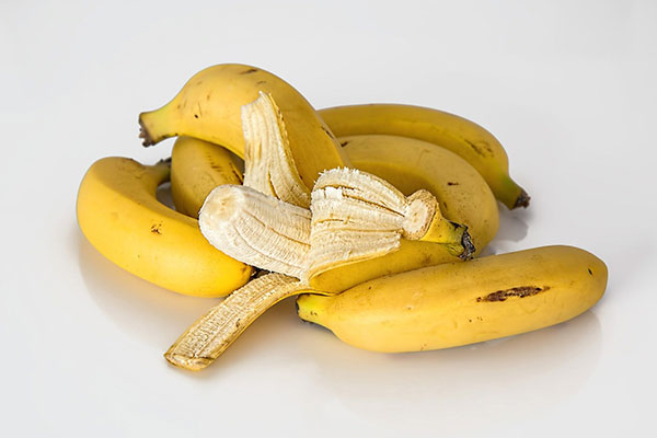 Hausmittel gegen Fruchtfliegen mit Bananenschalen Obstfliegen fangen