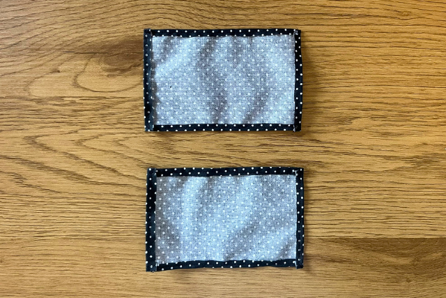 Die Stoffst&uuml;cke f&uuml;r die Innentaschen werden sauber gefaltet und vern&auml;ht
