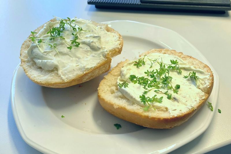 Kressequark auf Brötchen