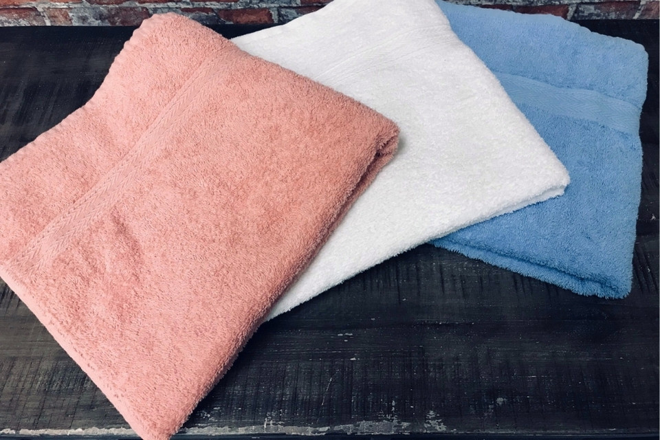 Benötigtes Material zum Nähen eines Badteppichs aus Handtüchern.