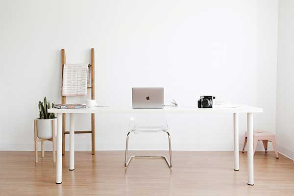 Minimalistische eingerichtetes Zimmer
