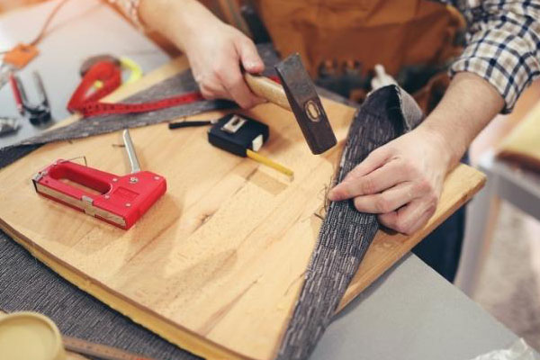 Stuhl selber polstern Möbelstoff befestigen