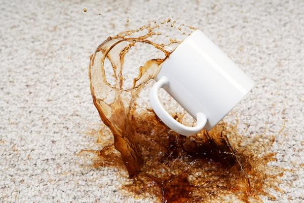 Kaffee auf Teppich verschüttet