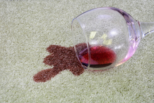 Rotwein auf dem Teppich verschüttet