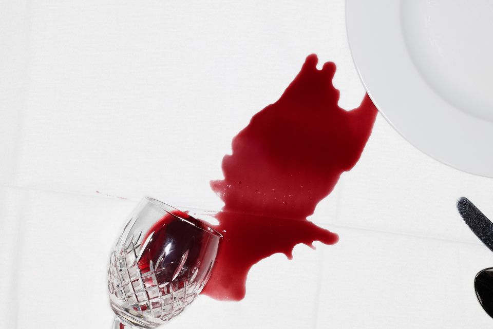 Rotweinfleck aus Tischdecke entfernen