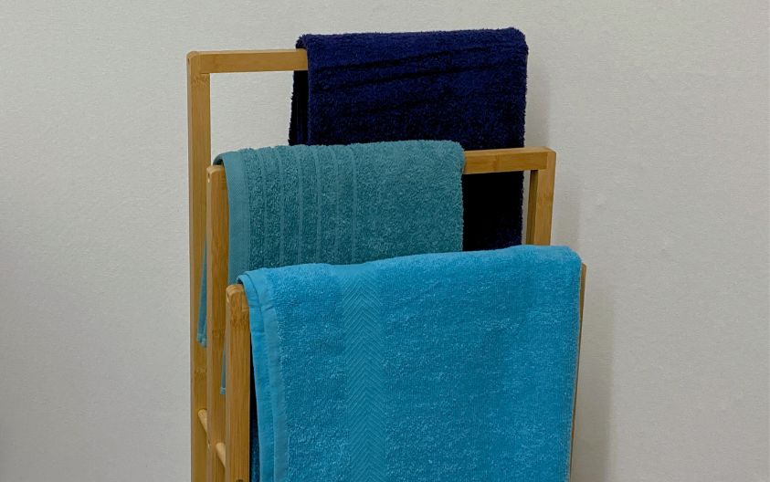 Handtücher sortieren, um die Farbe zu erhalten.