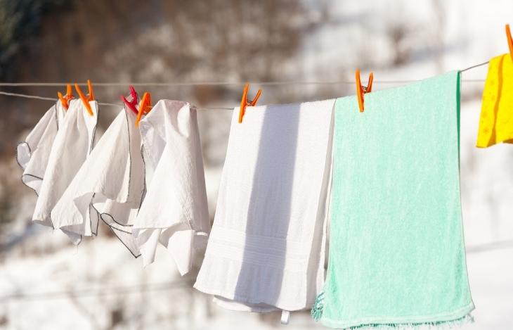 Wäsche trocknen im Winter – Draußen und drinnen
